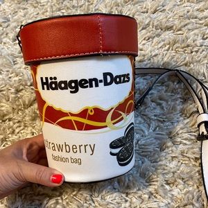 Cut Haagen-Dazs purse strawberry 🍓 fashion bag with Oreos! 😉